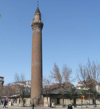 İlk olarak Danişmendliler tarafından yaptırılan Sivas Ulu Camiinde, Selçuklular döneminde birtakım değişiklikler yapılmıştır.